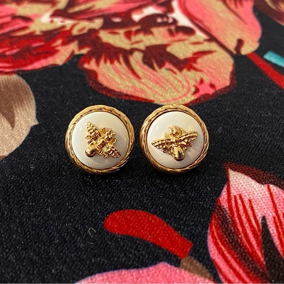 Unbranded Jewelry - Vintage Style White Round Stud Earrings with Gold Bee Detail 🐝